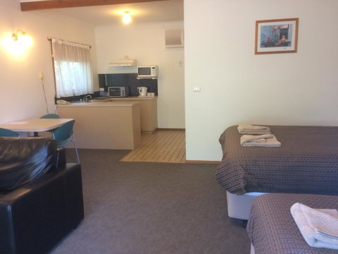 Ambassador Motor Inn - VIC Tourism 7
