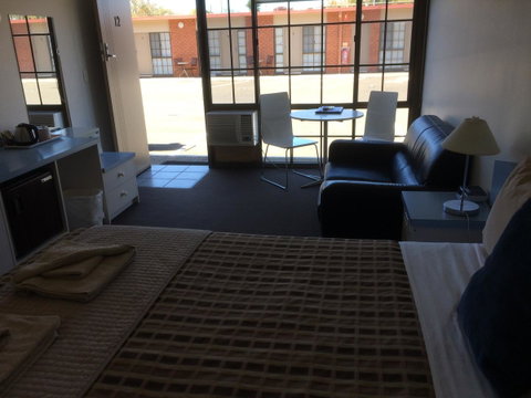 Ambassador Motor Inn - VIC Tourism 24