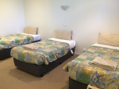 Ambassador Motor Inn - VIC Tourism 1