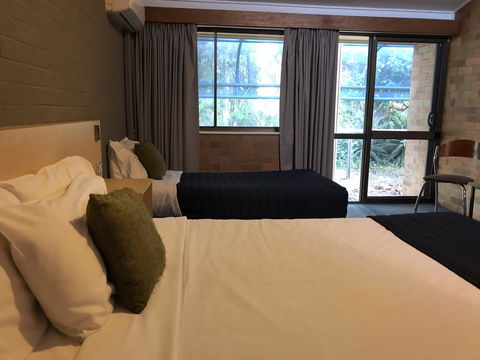 Bribie Island Hotel - VIC Tourism 19