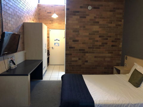 Bribie Island Hotel - VIC Tourism 3