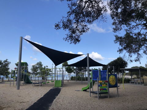 Bribie Island Hotel - VIC Tourism 23