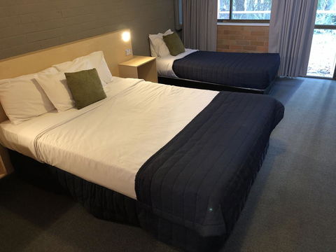 Bribie Island Hotel - VIC Tourism 1