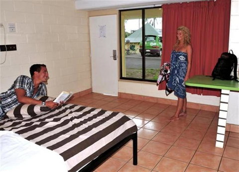 Nomads Airlie Beach - VIC Tourism 5