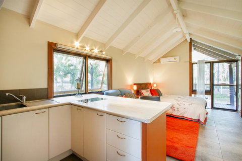 Airlie Beach Eco Cabins - Adults Only - VIC Tourism 12