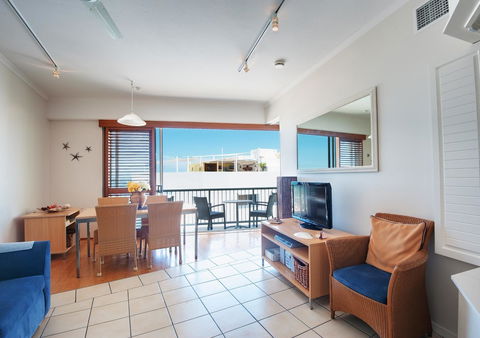 Rolling Surf Resort - VIC Tourism 38