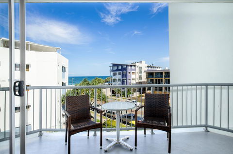 Rolling Surf Resort - VIC Tourism 24