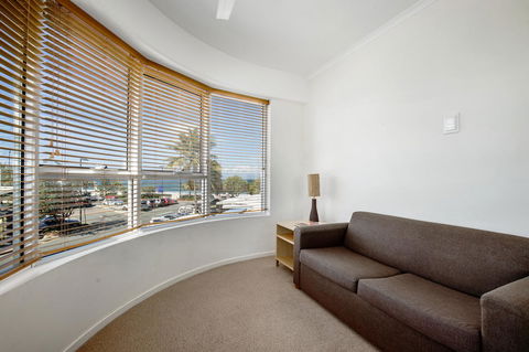Rolling Surf Resort - VIC Tourism 29