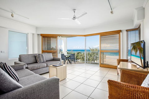 Rolling Surf Resort - VIC Tourism 11