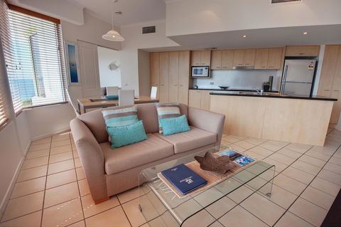 Rolling Surf Resort - VIC Tourism 5