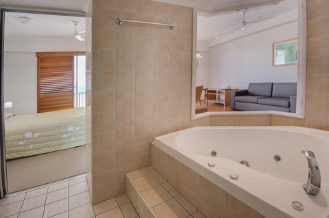 Rolling Surf Resort - VIC Tourism 7