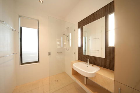 The Boathouse Apartments - VIC Tourism 13