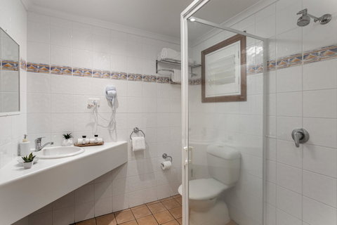 Sunlit Waters Studio Apartments - VIC Tourism 11