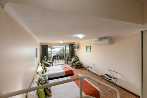 Sunlit Waters Studio Apartments - VIC Tourism 24