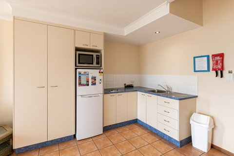 Sunlit Waters Studio Apartments - VIC Tourism 40