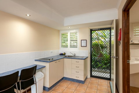 Sunlit Waters Studio Apartments - VIC Tourism 27