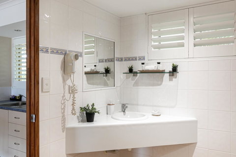 Sunlit Waters Studio Apartments - VIC Tourism 26