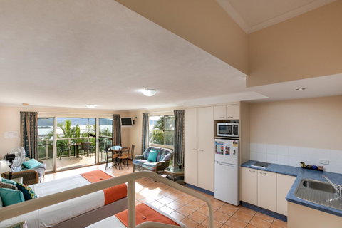 Sunlit Waters Studio Apartments - VIC Tourism 38