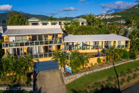 Sunlit Waters Studio Apartments - VIC Tourism 7