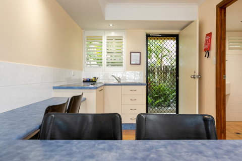 Sunlit Waters Studio Apartments - VIC Tourism 28