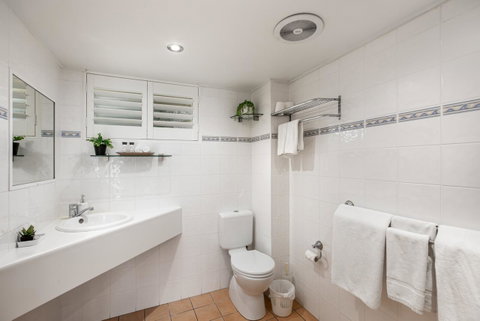 Sunlit Waters Studio Apartments - VIC Tourism 36