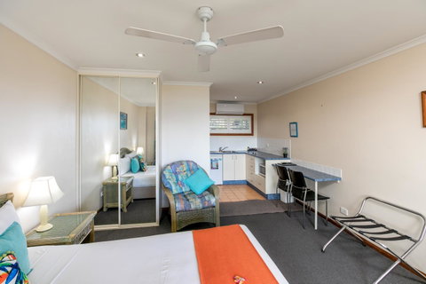 Sunlit Waters Studio Apartments - VIC Tourism 13