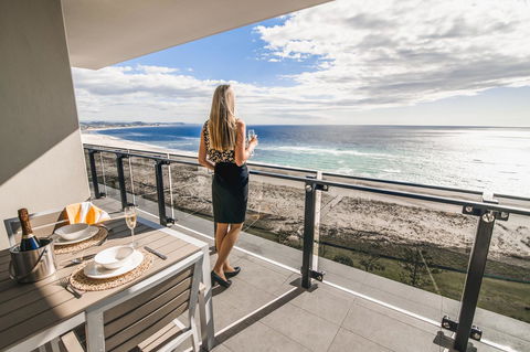 Iconic Kirra Beach Resort - VIC Tourism 0