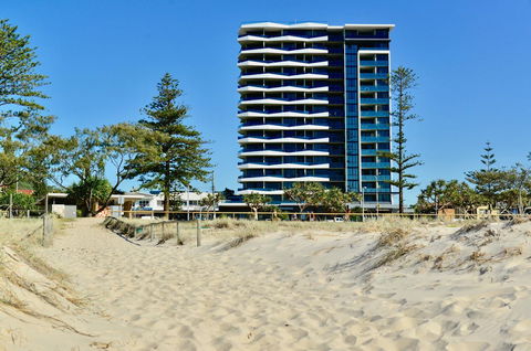 Iconic Kirra Beach Resort - VIC Tourism 7