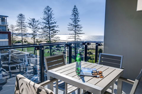 Iconic Kirra Beach Resort - VIC Tourism 17