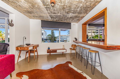 The Pink Hotel Coolangatta - VIC Tourism 5