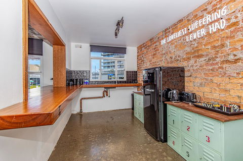 The Pink Hotel Coolangatta - VIC Tourism 4