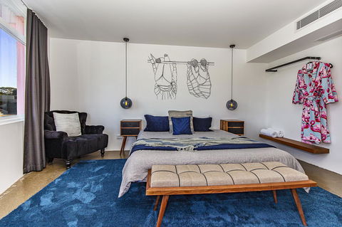 The Pink Hotel Coolangatta - VIC Tourism 10