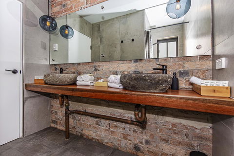 The Pink Hotel Coolangatta - VIC Tourism 9