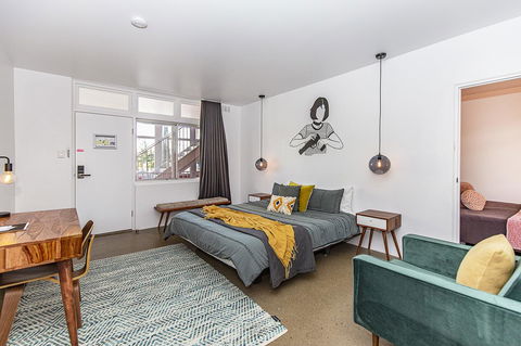 The Pink Hotel Coolangatta - VIC Tourism 12