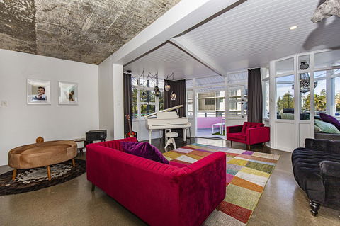 The Pink Hotel Coolangatta - VIC Tourism 7