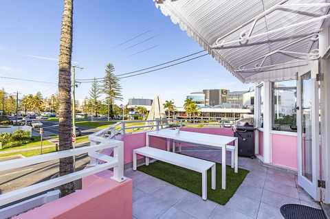 The Pink Hotel Coolangatta - VIC Tourism 6