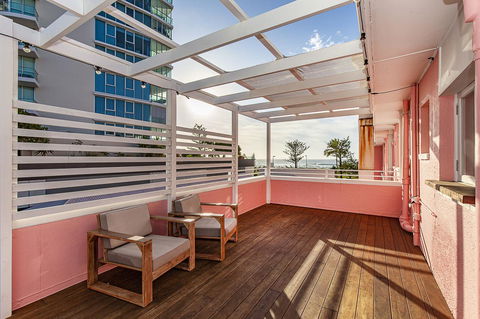 The Pink Hotel Coolangatta - VIC Tourism 30