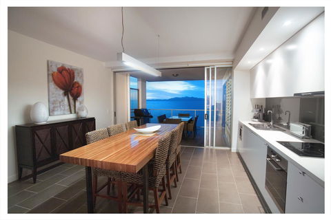 1 Bright Point Apartment 5201 - VIC Tourism 3