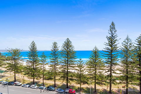 Columbia Beachfront Apartments On Rainbow Bay - VIC Tourism 40