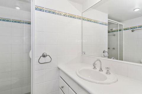 Columbia Beachfront Apartments On Rainbow Bay - VIC Tourism 31