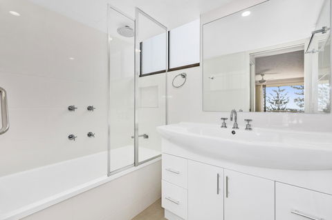 Columbia Beachfront Apartments On Rainbow Bay - VIC Tourism 24