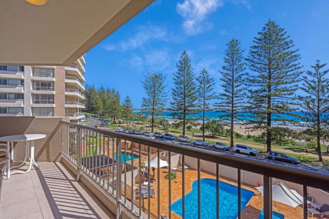 Columbia Beachfront Apartments On Rainbow Bay - VIC Tourism 6