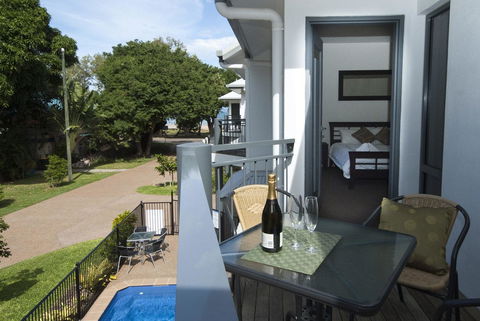 Woodville Beach Townhouse 5 - VIC Tourism 4