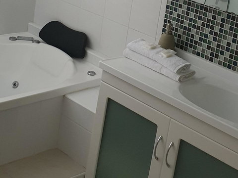 Oceania On Burleigh Beach - VIC Tourism 17