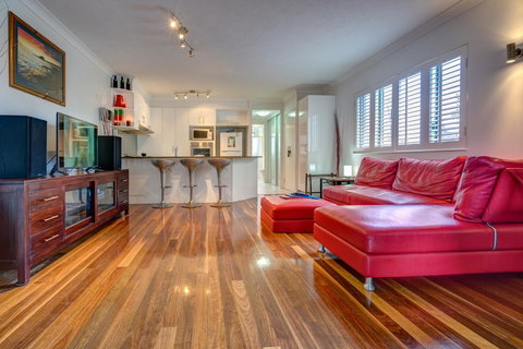 Currumbin Sands On The Beach - VIC Tourism 20