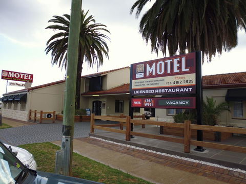 Burke & Wills Motor Inn - VIC Tourism 3