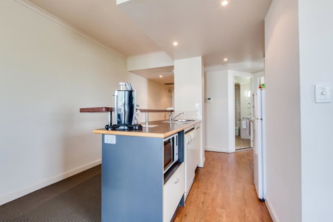 Central Cosmo Apartment Hotel - VIC Tourism 10