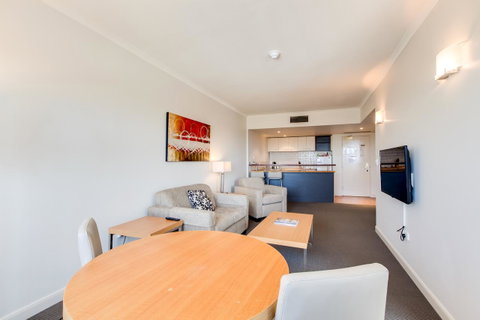 Central Cosmo Apartment Hotel - VIC Tourism 25
