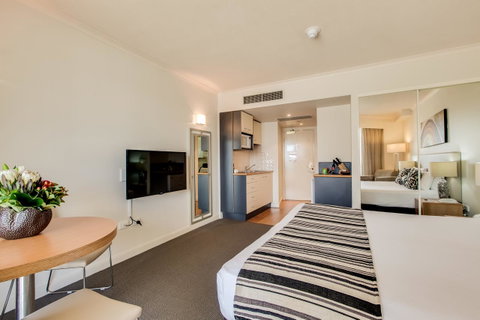 Central Cosmo Apartment Hotel - VIC Tourism 4