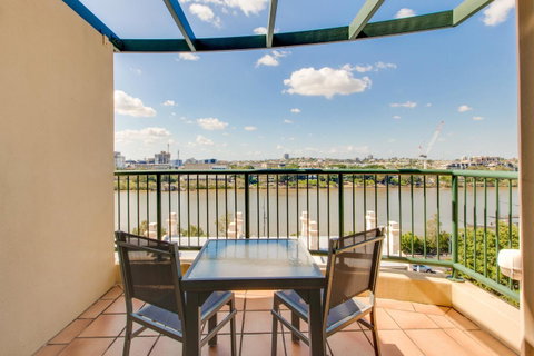 Central Cosmo Apartment Hotel - VIC Tourism 24